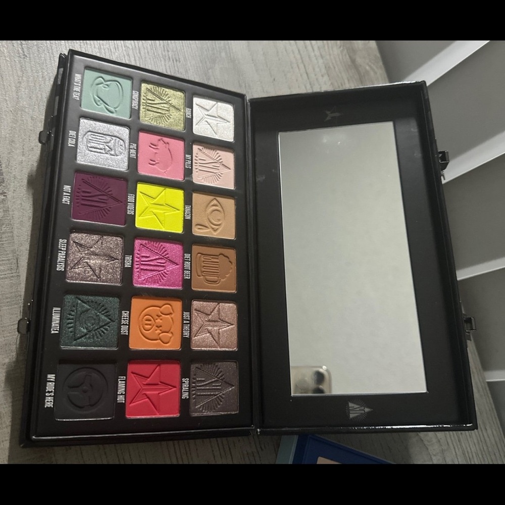 Jeffree Star  Eyeshadow Palette - Multicolor